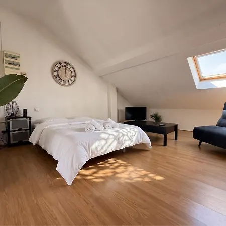 Le Devi 3, Central, Cozy, Free Street Parking